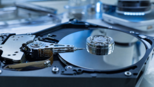 Hard disk aperto con piatti magnetici in laboratorio di recupero dati